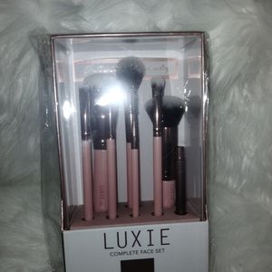 Brand New Luxie Brush set ...